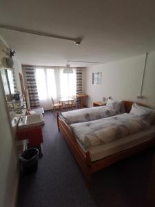 Ein Bett oder Betten in einem Zimmer der Unterkunft Hotel Restaurant Regina Beatenberg