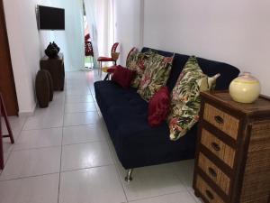 um sofá azul sentado numa sala de estar em FLAT PRAIA DOS CARNEIROS / TAMANDARÉ 06 TÉRREO no Recife