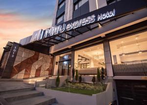 Mitru Express Hotel في لاباز: محل امام مبنى عليه لافته