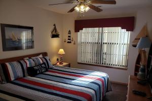 Кровать или кровати в номере Emerald Bay Yacht Club G-4 +37 фотографий