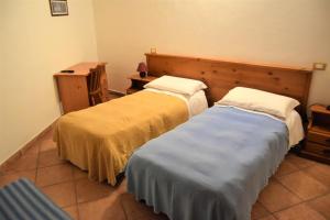 a room with two beds in a room at Teré Ceriana Affittacamere in Ceriana