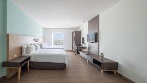 una camera d'albergo con letto e TV di Staybridge Suites - Villahermosa Tabasco, an IHG Hotel a Villahermosa