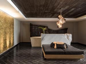 Un pat sau paturi într-o cameră la Kimpton Angler’s Hotel South Beach, an IHG Hotel