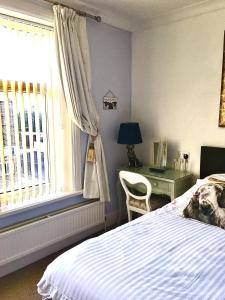 A bed or beds in a room at Highfield Guesthouse 