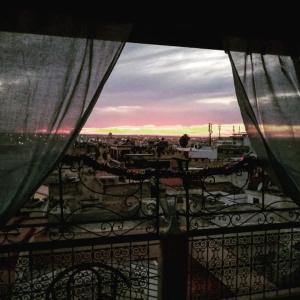 einen Balkon mit Stadtblick in der Unterkunft Riad Selma in Meknès