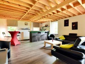 een woonkamer met banken en een tafel bij Holiday home in La Roche en Ardennes with garden in La-Roche-en-Ardenne