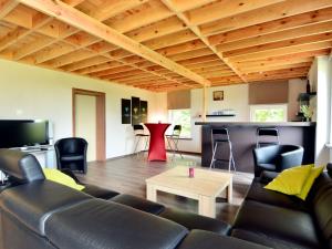 un soggiorno con divano e tavolo di Holiday home in La Roche en Ardennes with garden a La-Roche-en-Ardenne
