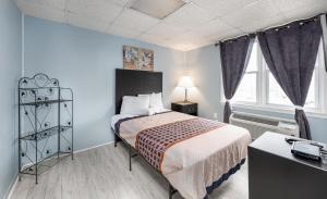 Hammock Inn & Suites North Beach Hotel客房内的一张或多张床位