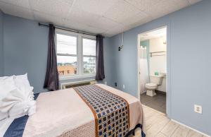 Hammock Inn & Suites North Beach Hotel客房内的一张或多张床位