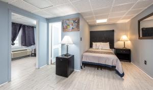 Hammock Inn & Suites North Beach Hotel客房内的一张或多张床位