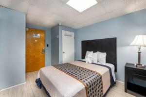 Hammock Inn & Suites North Beach Hotel客房内的一张或多张床位