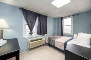 Hammock Inn & Suites North Beach Hotel客房内的一张或多张床位