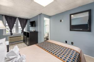 Hammock Inn & Suites North Beach Hotel客房内的一张或多张床位