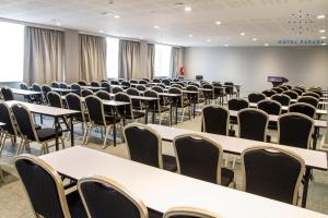 an empty lecture room with tables and chairs at Hotel Parada Linares in Linares +99 photos
