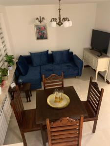 a living room with a blue couch and a table at Apartament Stylowy Pruszków Centrum in Pruszków