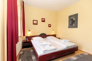 キュールングスボルンにあるResidenz-Ostseewind-Wohnung-16-280のベッドルーム1室(ベッド1台、赤いカーテン付)