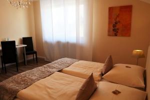 Postel nebo postele na pokoji v ubytování Hotel garni Bellevue