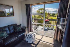 Rõdu või terrass majutusasutuses Nugget View Kaka Point Motels