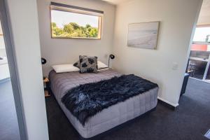 Voodi või voodid majutusasutuse Nugget View Kaka Point Motels toas