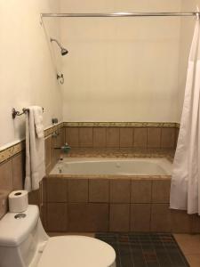 ein Badezimmer mit Toilette und Badewanne in der Unterkunft La Ventana Beach Resort in La Paz