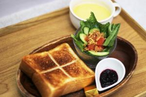 ein Teller mit Toast, Salat und einer Schüssel Soße in der Unterkunft Hotel VINO Adult Only in Kawaguchi + 37 Fotos