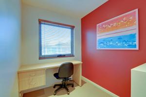 una oficina con escritorio y silla en una habitación en Traralgon Serviced Apartments, en Traralgon