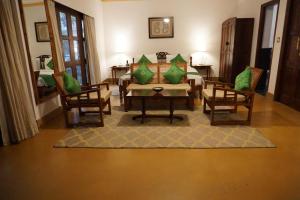 Saraca Hotel Lucknow的休息区