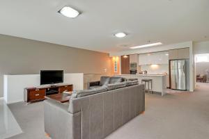 トララルゴンにあるTraralgon Serviced Apartmentsのソファとテレビのあるリビングルーム