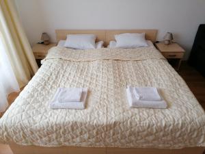Ein Bett oder Betten in einem Zimmer der Unterkunft Aspen Golf - private apartments