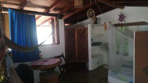 een kleine kamer met een tafel en een raam bij Castillo Oasis in Zipolite