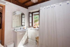 Koupelna v ubytování Casa del Cuetu. Traditional village house in Asturias