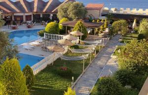 een uitzicht over een resort met een zwembad bij Alize Resort Hotel in Yenifoça