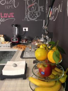 uma taça de fruta num balcão na cozinha em Le Origini Rooms&Suite em Cosenza