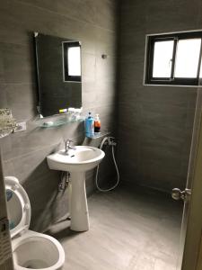 łazienka z umywalką i toaletą w obiekcie Bao Chi B&B w mieście Fanlu