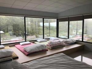 Habitación con 4 almohadas en una mesa con ventanas en Bao Chi B&B, en Fanlu