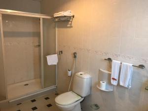 een badkamer met een toilet en een douche bij Don Bosco Hotel School in Sihanoukville