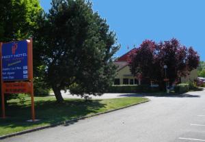 a street sign in front of a house at Prest'Hôtel Epinal in Épinal