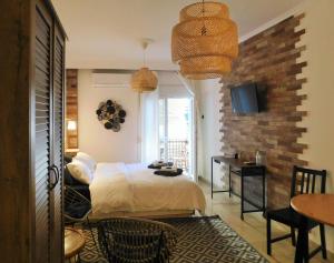 コモティニにあるBrand New Studio 3のベッドルーム1室(ベッド1台、テーブル、椅子付)