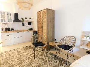 科莫蒂尼的住宿－Brand New Studio 3，厨房配有两把椅子和一张桌子