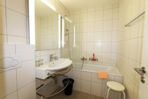Koupelna v ubytování Haus Cristal + 25 fotografií