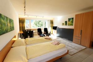 1 dormitorio con 1 cama grande y sillas en Haus Cristal, en Saas-Fee