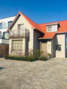 una casa con tetto arancione e vialetto di mattoni di Mijn Rust a Jabbeke