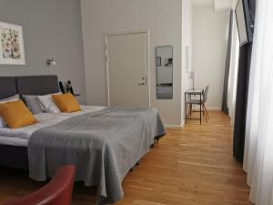 Postel nebo postele na pokoji v ubytování Hotell Fängelset Västervik