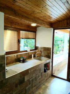 een grote keuken met een spoelbak en een raam bij BeBop Apartman in Kotor