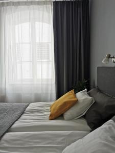 Postel nebo postele na pokoji v ubytování Hotell Fängelset Västervik