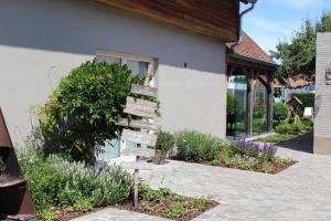 a garden with a sign in front of a building at Mijn Rust in Jabbeke