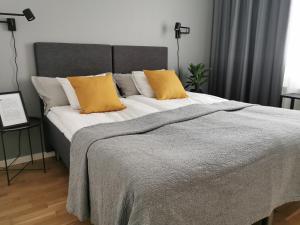 Postel nebo postele na pokoji v ubytování Hotell Fängelset Västervik