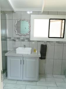 un bagno bianco con un lavandino e una finestra di Kruger View Tree House a Marloth Park Altre 29 foto