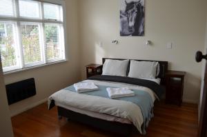 ein Schlafzimmer mit einem Bett mit zwei Kissen darauf in der Unterkunft Villa 185- Central Masterton in Masterton