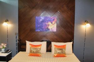 Postel nebo postele na pokoji v ubytování KM Kwanphayao Hotel